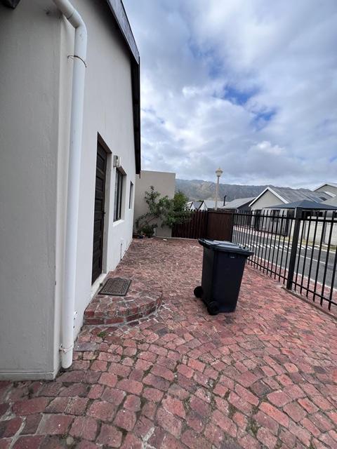 To Let 2 Bedroom Property for Rent in Pine Acres Western Cape